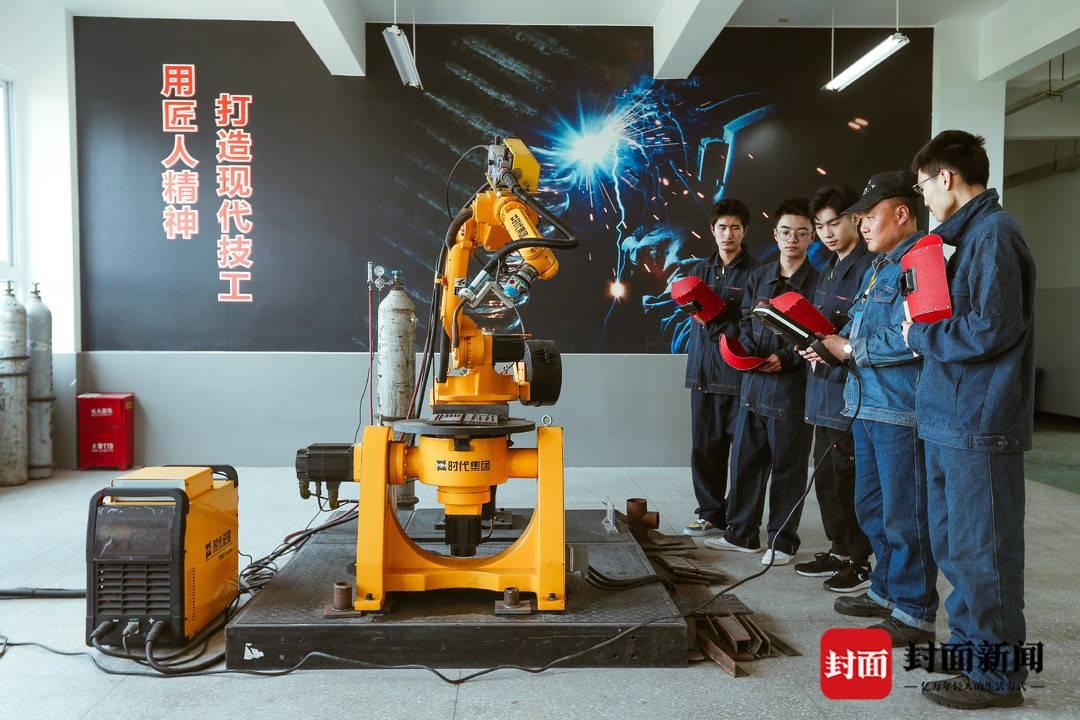 2025年正版资料免费大全，全面释义、解释与落实